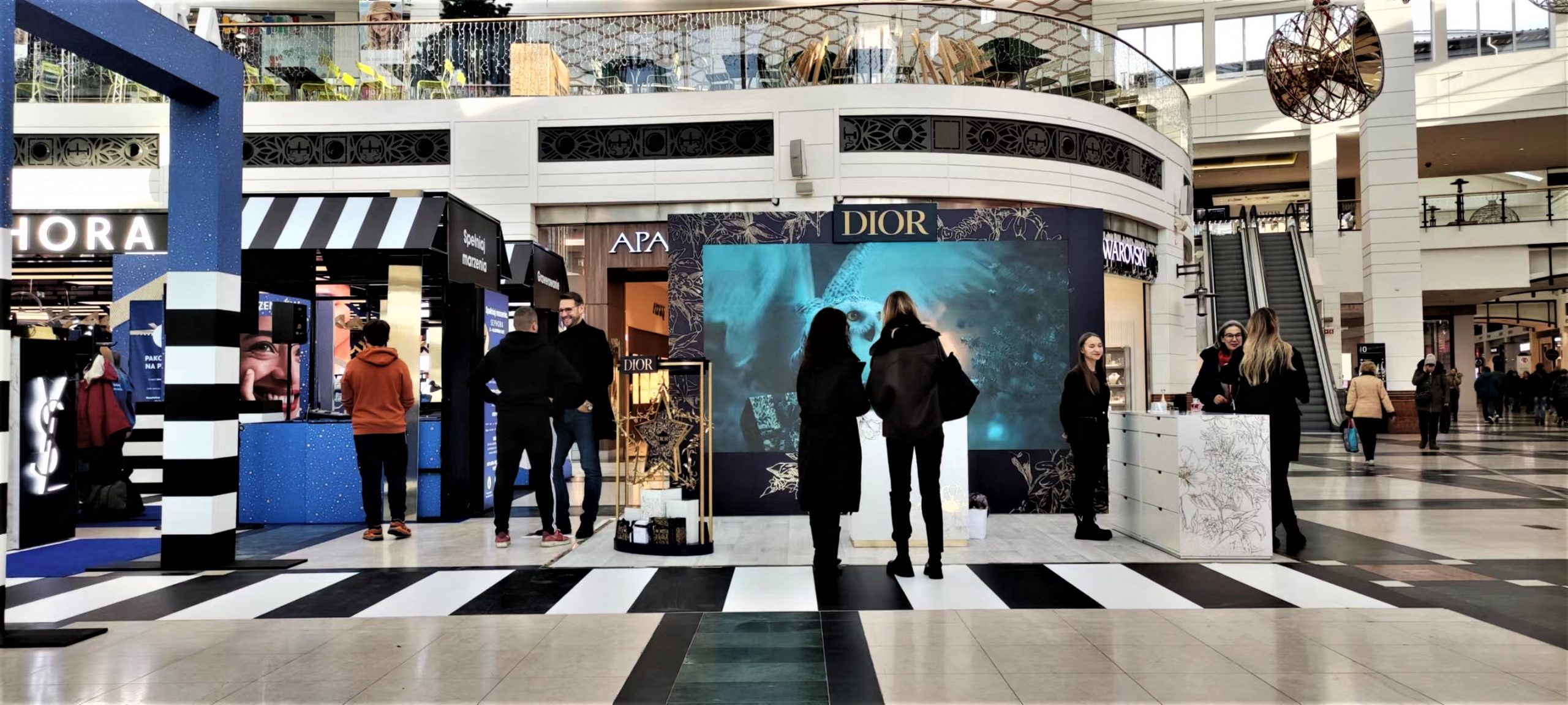 Ekran Ledsee na stoisku Dior w Arkadii