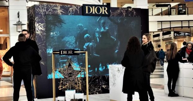 Ekran Ledsee na stoisku Dior w Arkadii